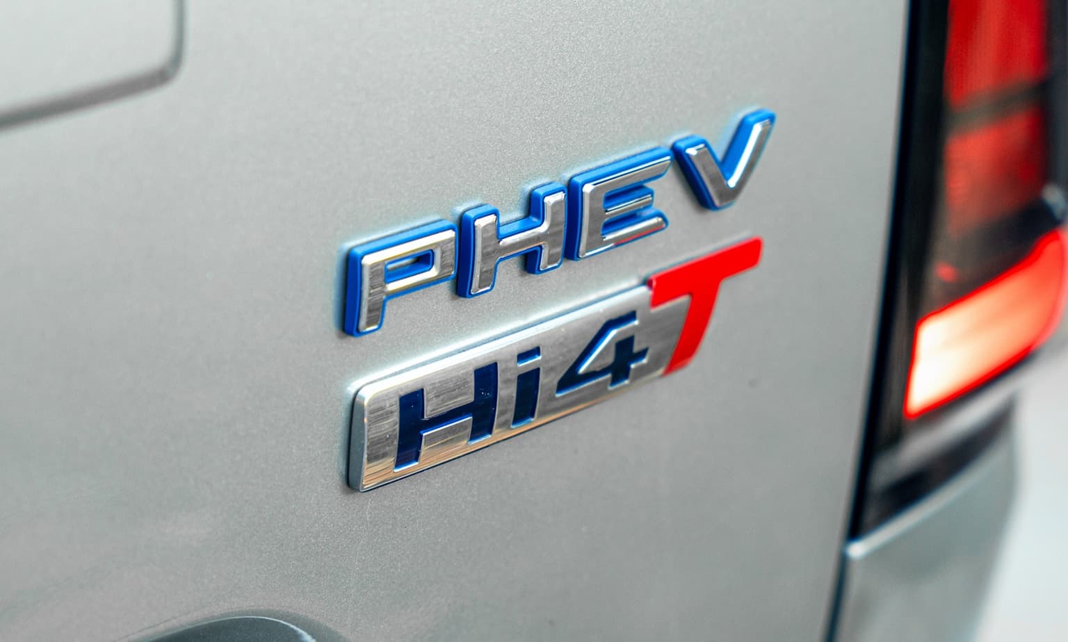 P300 PHEV Hi4-T badge